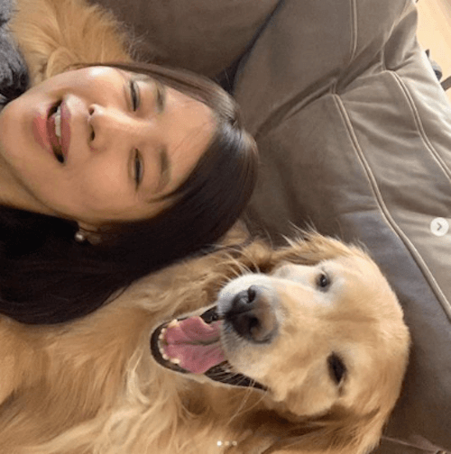 石田ゆり子、表情がそっくりな愛犬との超プライベート写真に大反響