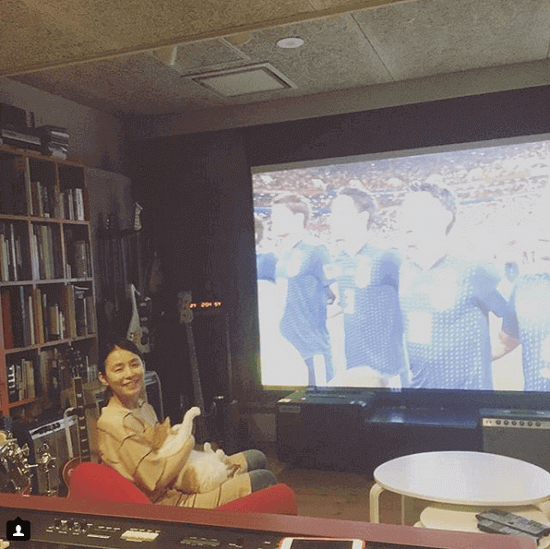 石田ゆり子、W杯をテレビ観戦もその大きすぎるモニター画面に話題騒然
