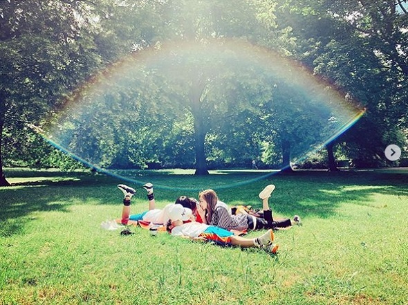 紗栄子、家族とのピクニック中に虹が出現して大反響「虹のハンモックみたい」