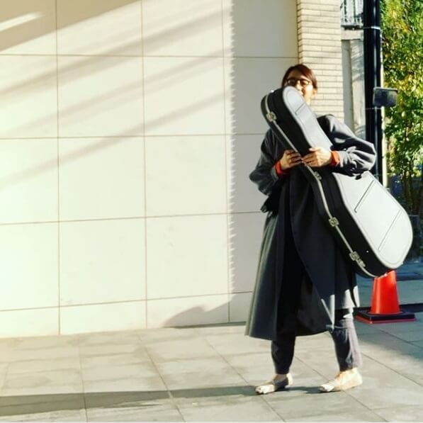 石田ゆり子、ギターケースを抱える姿にファンの期待が高まる