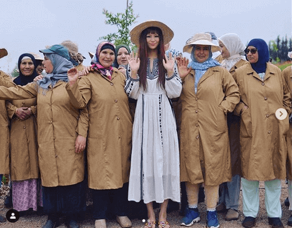 西内まりや、モロッコで撮影した集合写真に騒然「一人だけスタイルがおかしい！」