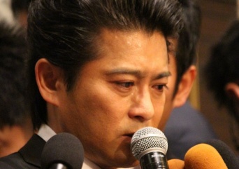 26日、会見する山口達也