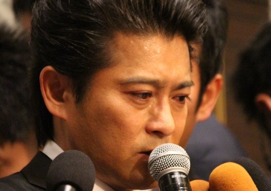 26日、会見する山口達也