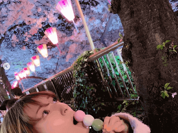 神田沙也加、「本当にキレイ…」夜桜で三色団子をほおばる姿に絶賛の声