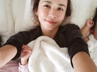 朝イチ自撮っていろいろスゴイ!/優木まおみInstagramより