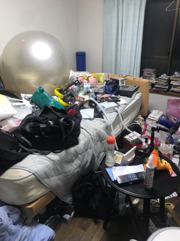 クロちゃん、汚部屋に写り込む物体に非難轟々「なんでローションが？」