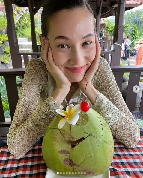 水原希子、ココナッツを前に笑顔を披露で「全てが美しい」「天使」の声