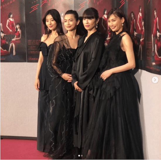 長谷川京子、共演女優らと黒のドレス姿を披露で「みんなかっこいい」の声