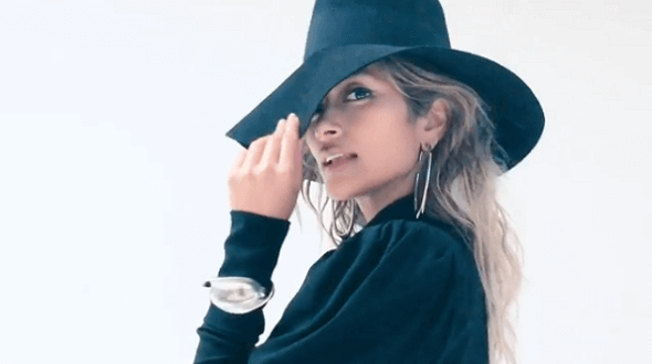 ローラ、「カッコイイし可愛い！」雑誌の表紙撮影の様子にファン歓喜