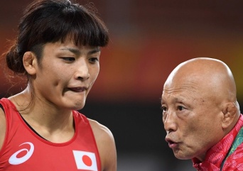 女子レスリングの伊調馨選手と栄和人強化本部長(AFP/アフロ)