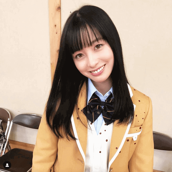 橋本環奈、返り血を浴びた制服姿が大反響！「可愛さが地球に留まらない…」