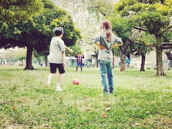 紗栄子、子どもとサッカーを楽しむ姿に称賛の声「ママとして憧れる！」
