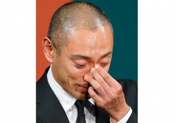 妻・小林麻央さんの死去についての記者会見に臨む歌舞伎俳優の市川海老蔵さん(日刊現代/アフロ)