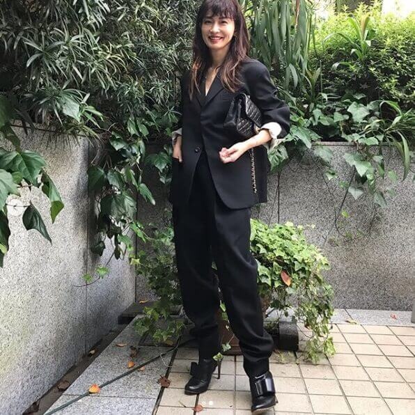 長谷川京子、全身真っ黒パンツスタイルに称賛の声「かっこよすぎる！」