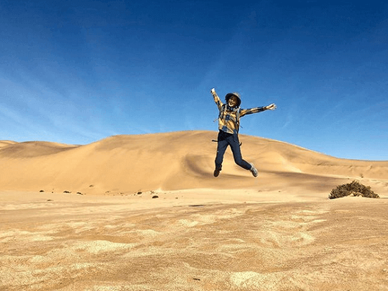 夏菜、「またアフリカ行ってきました」大砂漠でのジャンプ姿に大反響