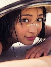画像は、『広瀬すずPHOTO BOOK 『17才のすずぼん。』(集英社)