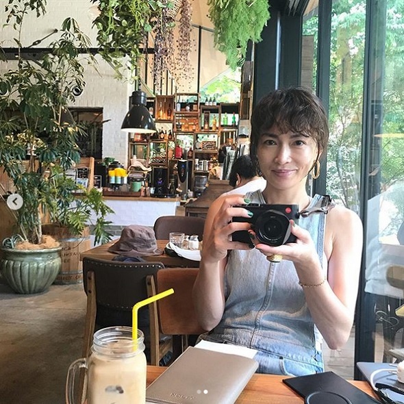 長谷川京子、カフェでランチ中の姿に称賛の声「素敵な空間」「めちゃ可愛い」