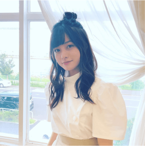 橋本環奈、ハーフアップのお団子スタイルに絶賛の声「普通に天使やん」