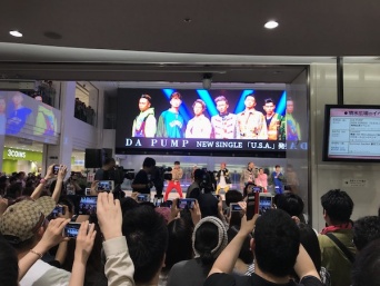 池袋サンシャインシティ噴水広場でのリリースイベントにおいては、「U.S.A.」歌唱中は録画・撮影OKとすることをメンバーのISSA自身がアナウンスした。(写真は筆者提供)