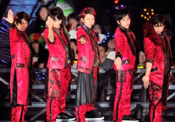 嵐の5人。左より相葉雅紀、櫻井翔、大野智、二宮和也、松本潤