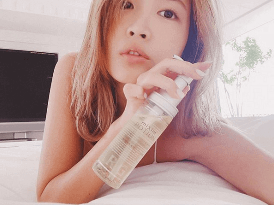 紗栄子、ベッド上でのセクシーな自撮り写真が大反響「やはり綺麗だわ…」