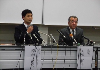 7月5日、会見する浪商高校の徳永監督と工藤教頭