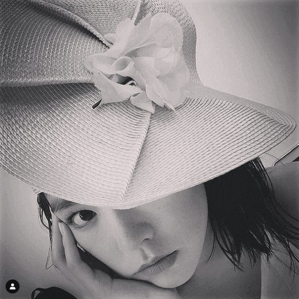 桐谷美玲、帽子をかぶった白黒写真に絶賛の声「エレガント！女優っぽい！」