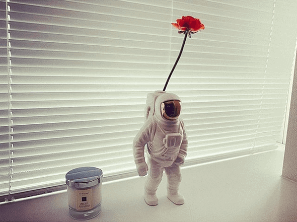 紗栄子、「あの元カレを連想させる…」宇宙飛行士の花瓶を投稿してファン騒然