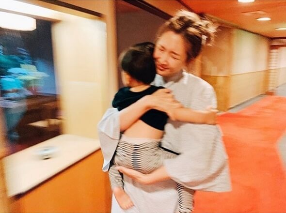 紗栄子、浴衣で小さな子どもを抱っこしている姿に「可愛い」の声相次ぐ