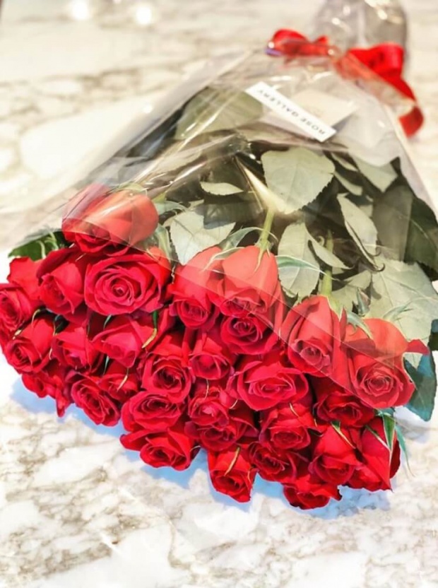 神田うの、「こんな古女房に…」母の日に夫から贈られた薔薇の花束に感謝