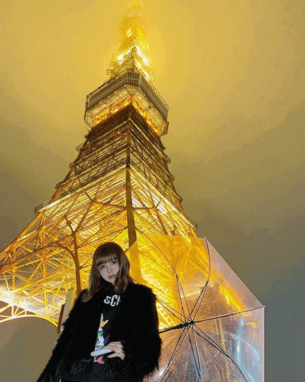 益若つばさ、幻想的に輝く東京タワー前での写真に「かっこかわいい最強」「素敵！」の声
