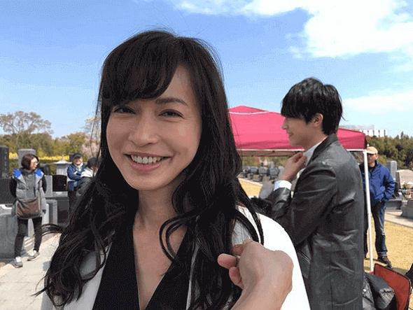 長谷川京子、ドラマ撮影中のオフショットで魅了「心から癒される笑顔」