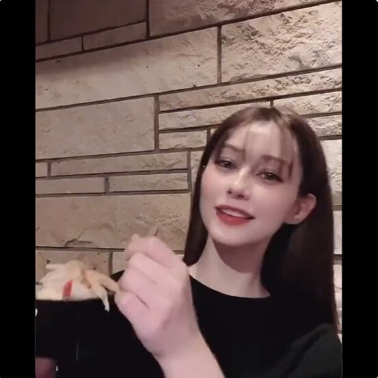 ダレノガレ明美、杏仁豆腐を食べる動画に賛否の声「可愛い」「ホラー映像」