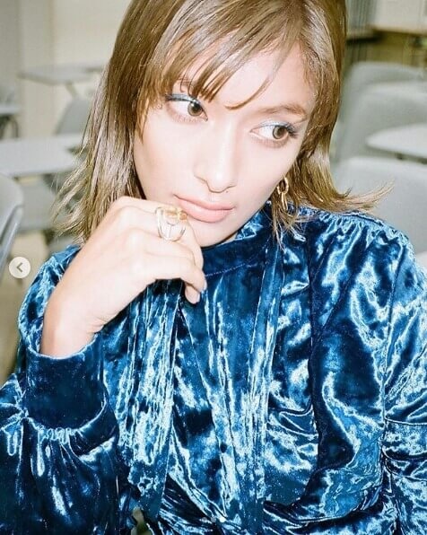 ローラ、青系のトップスに合わせたブルーメイクが大絶賛「青ローラもカッコ可愛い」