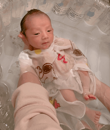 辻希美、新生児の沐浴中にスマホ操作で「よく撮れるね」と批判殺到
