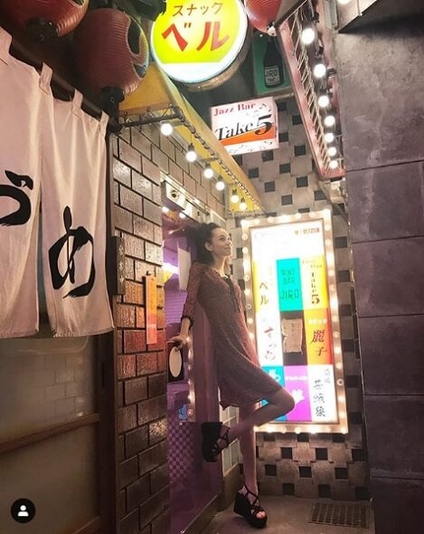 水原希子、スナックの店先でポーズを取る姿が大反響「何をしても絵になる！」