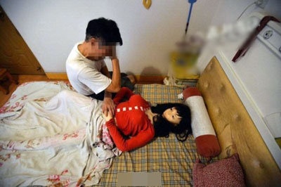 涙ながらに妻との思い出を語る張さん