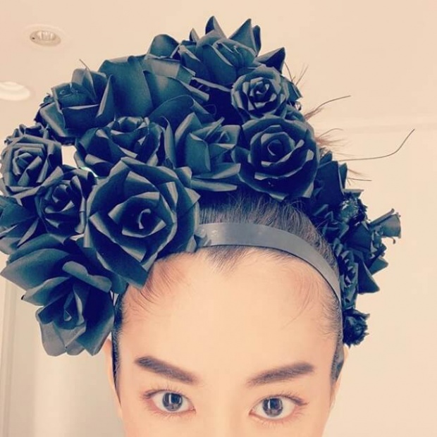 桐谷美玲、個性的なヘッドアクセ姿に大反響「花の魅力に負けてない！」