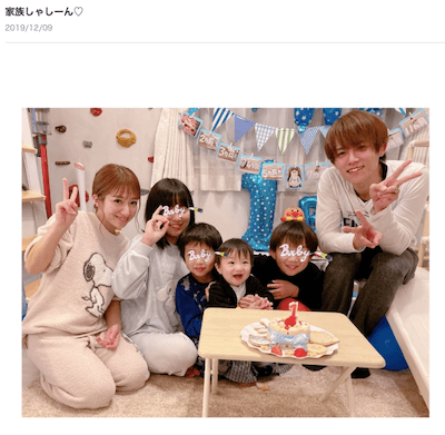 辻希美、三男の誕生日の家族記念写真がラフすぎて批判殺到「こんな家族いるんだ」