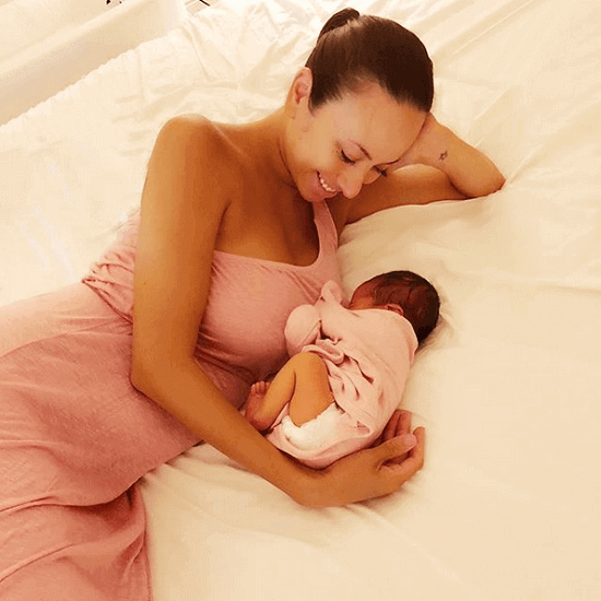 道端アンジェリカ、「産後なのにセクシー」第一子との添い寝写真に称賛の嵐