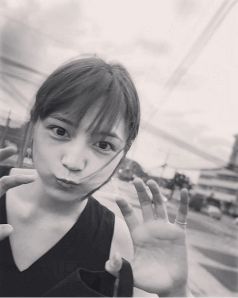 川口春奈、猫っぽいモノクロ写真に称賛の嵐「顔面最強すぎ」「かわいい顔見れて幸せ」