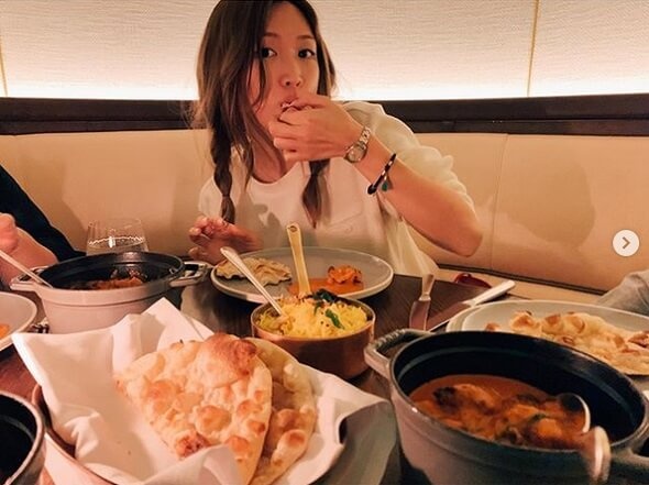 紗栄子、インド料理を食べる姿に「女神様みたい」「モグモグなお顔可愛い」の声