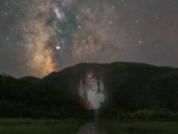 下半身が存在してない...　絶景星空スポットで撮れちゃった「心霊写真」が怖すぎる