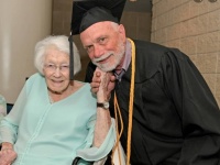 72歳で大学の学士号を取得した男性、99歳の母親が見守る中で卒業式に出席