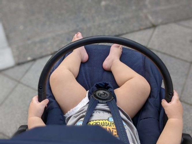 娘を連れて病院へ（画像はイメージ）