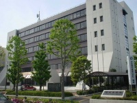 通常時の稲城市役所（Hykw-a4さん撮影、Wikimedia Commons