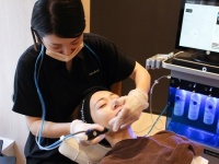 【閲覧注意】毎日メイクのアラサー女子が「ハイドラフェイシャル」を体験。衝撃的な毛穴汚れに絶句