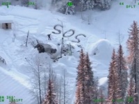 雪上の「SOS」氷点下のアラスカで小屋を焼失した男性、23日間後に救助される（アメリカ）