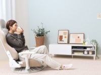 ゲーマーじゃなくても欲しくなる。サイバー感ゼロのゲーミング座椅子が新登場！