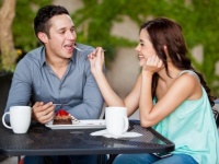 照れくさいけど〇〇がある!?　男性は彼女から「あーん」をされるのは「好き」or「嫌い？」